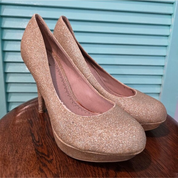 Olsenboye Gold Glitter Sparkly Platform Pumps, Size 8M - Picture 2 of 8